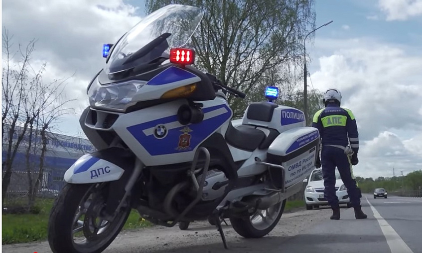 Мотоцикл и легковая машина столкнулись в Дедовске